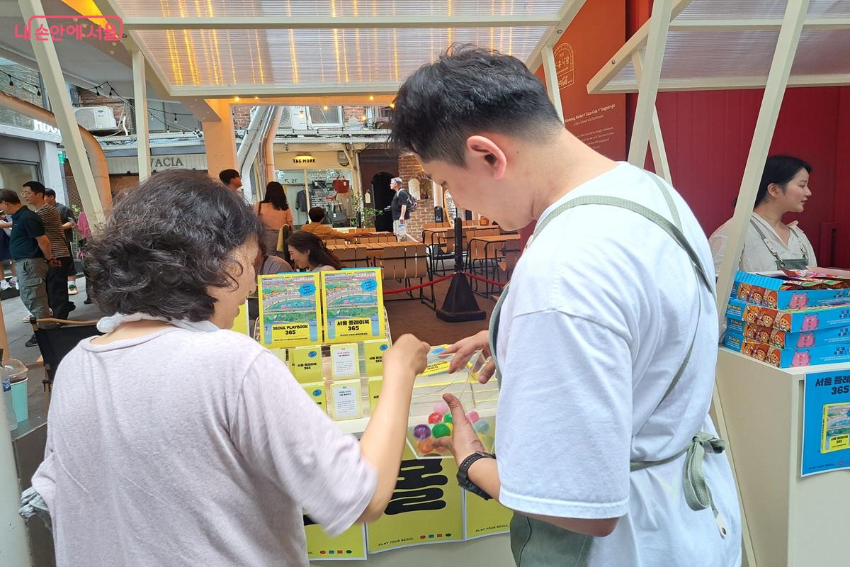 시민들이 QR코드 스캔 후 행운의 볼을 직접 뽑는 모습 ©홍지영