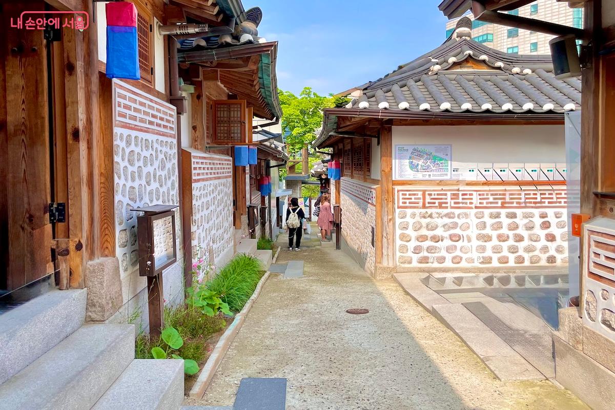 한옥마루 체험 시설이 모여 있는 골목길 &copy;이종빈