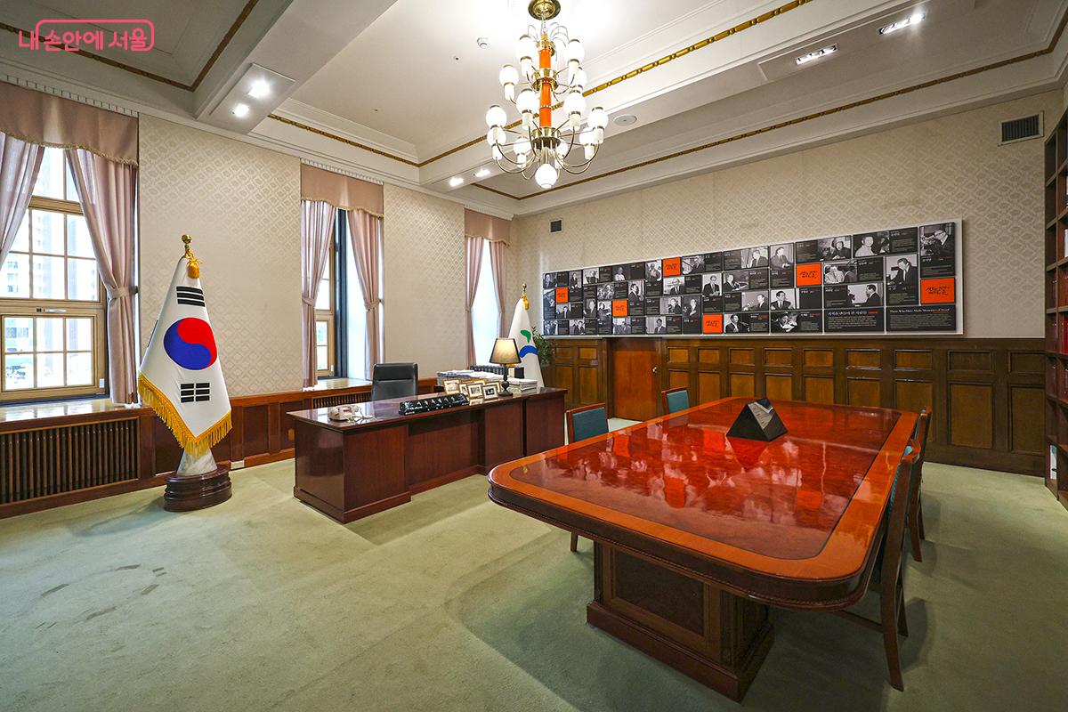 옛 서울시장 자리에 앉아 기념 촬영을 하는 등 다양한 체험을 해볼 수 있다. ©김주연