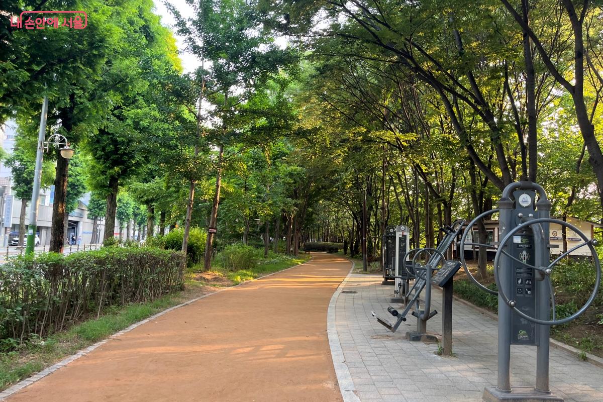 맨발 걷기 흙길도 조성된 양재천근린공원 ©김연희