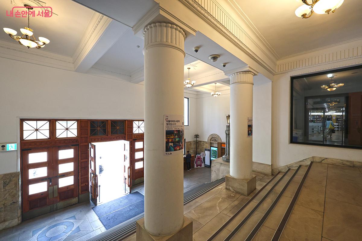 르네상스 양식을 느낄 수 있는 서울도서관의 1층 출입구 모습 ©김주연