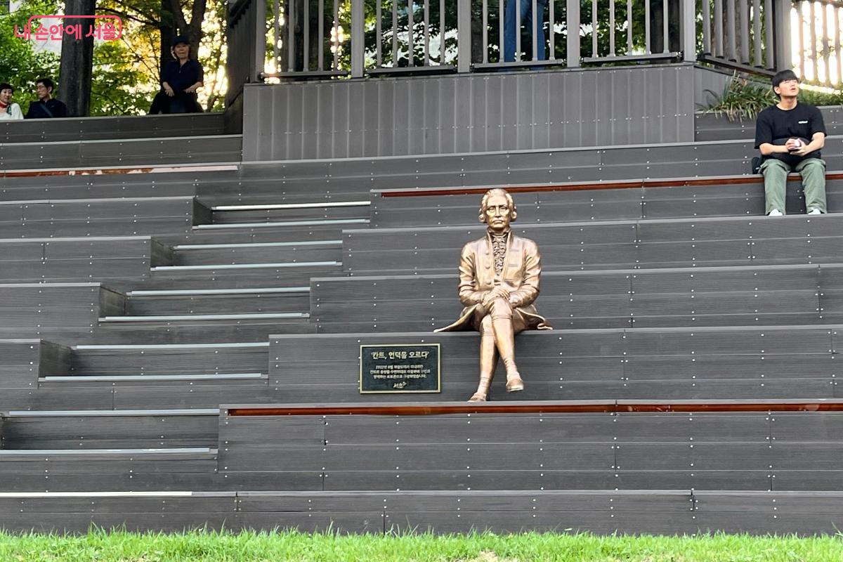 칸트 언덕을 오르다, 언덕에 있는 칸트상 ©김연희
