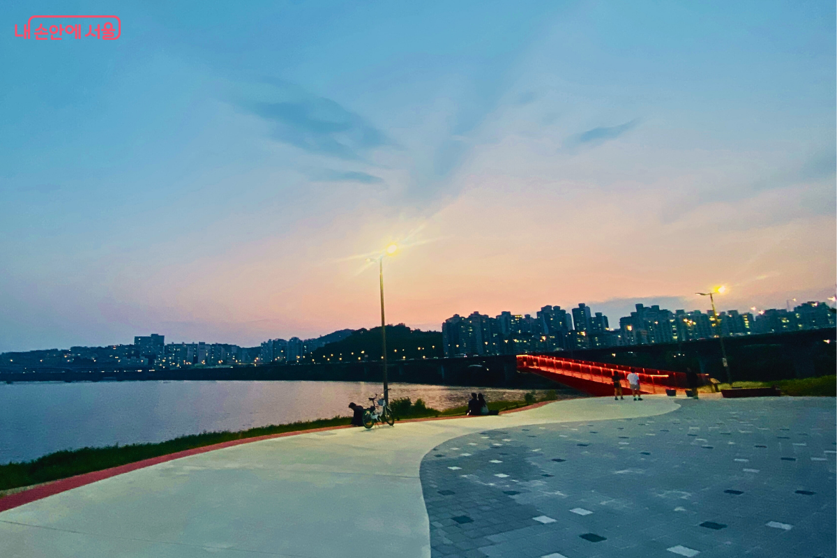 도심 불빛과 조화를 이루는 놀빛광장 ©양정화