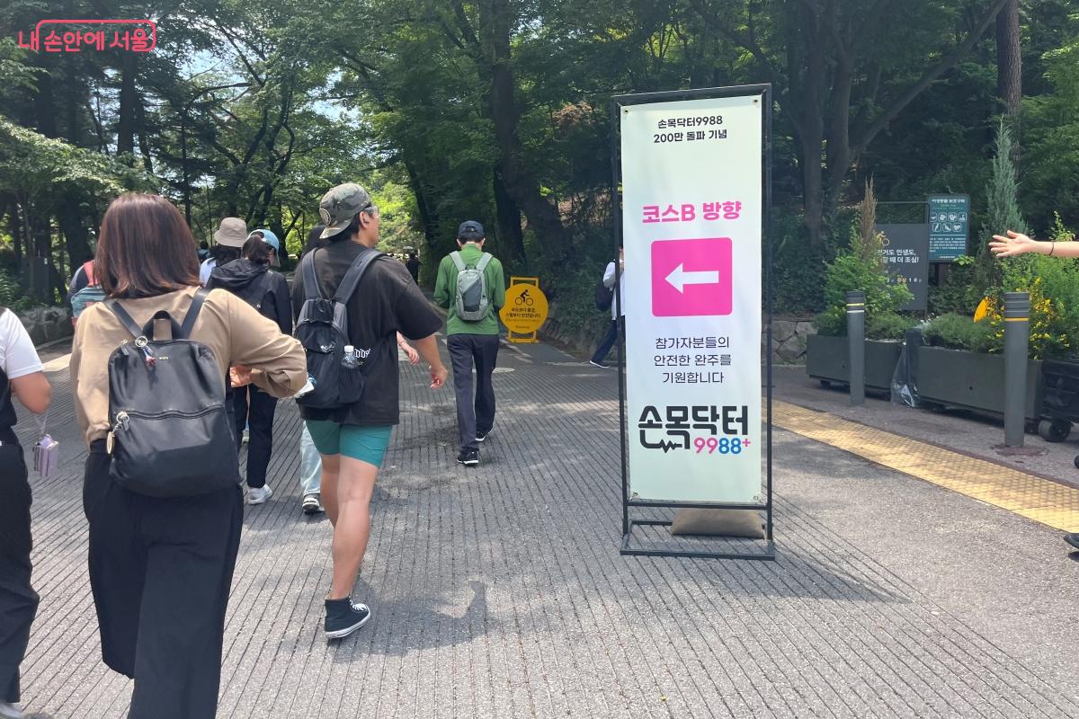 곳곳에 안내표지판과 안내요원이 배치되었다. ©김연희