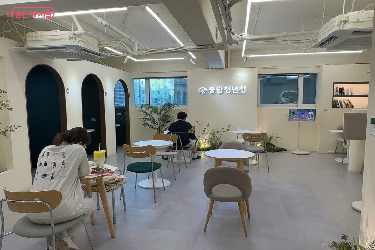 2층 &lsquo;놀러와랑&rsquo;에서 공부하고 있는 청년의 모습 &copy;이혜린