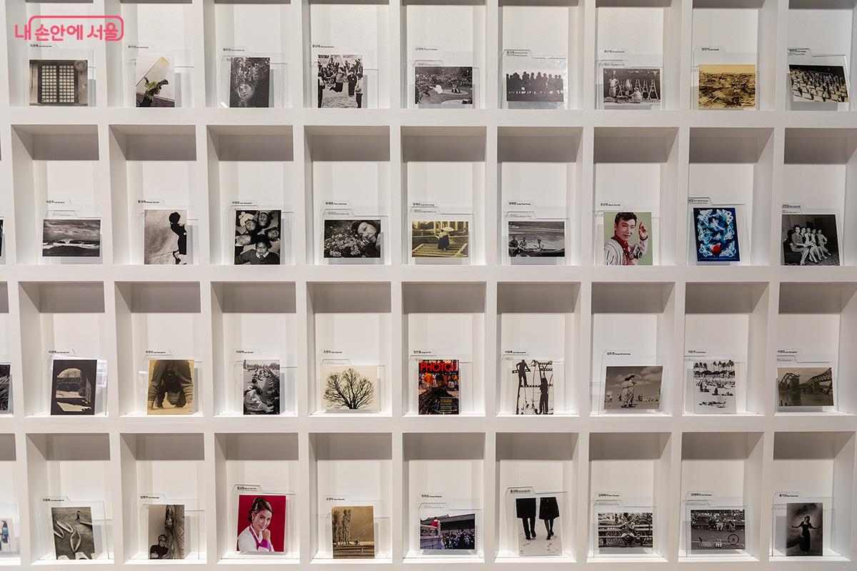 준비된 소장품을 천천히 감상하고, 마음이 가는 작품카드 3장을 선택한다. ©문청야 