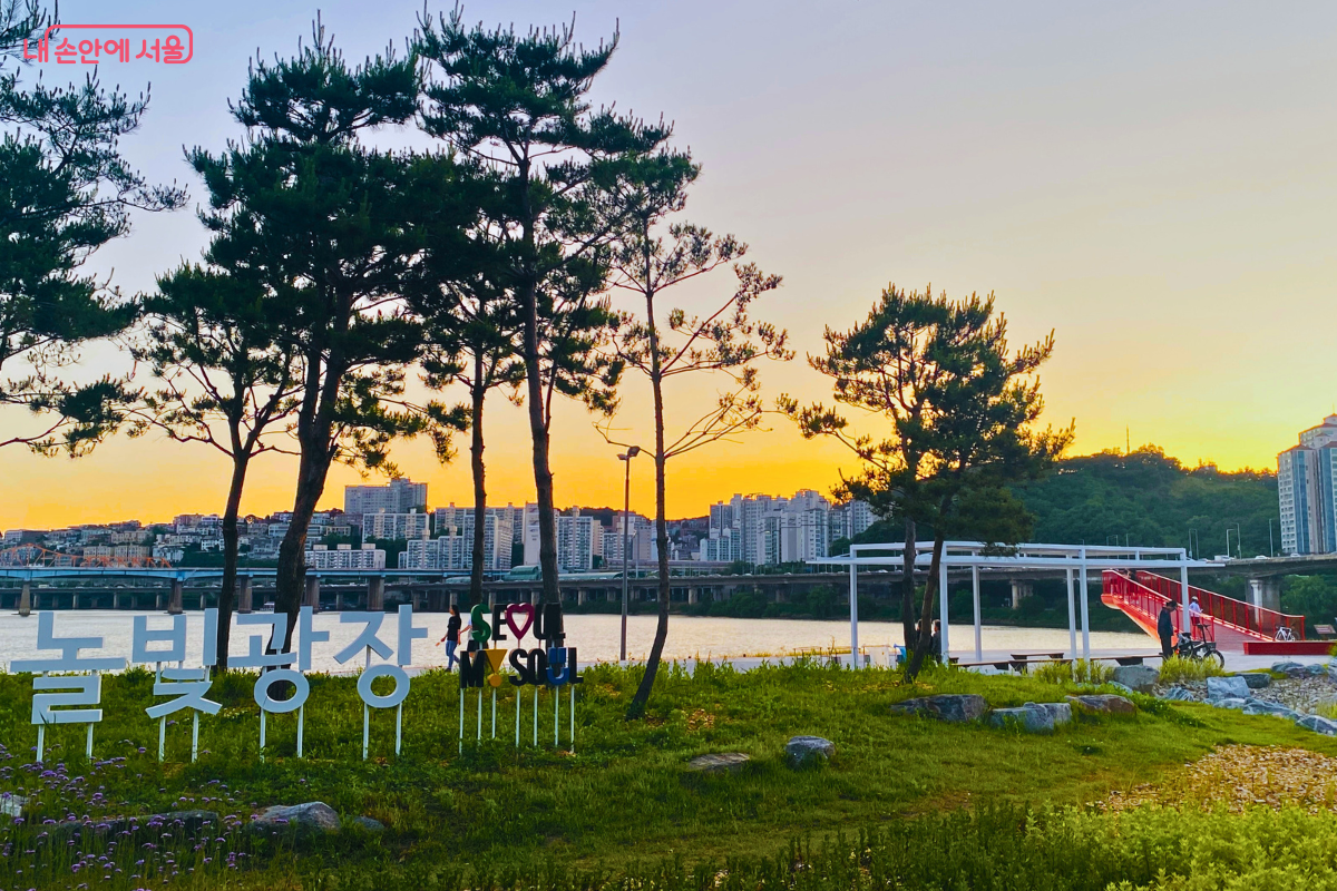 놀빛광장 입구에 설치된 안내 표지판과 '노을빛 전망대'로 이어지는 공간 전경 ©양정화