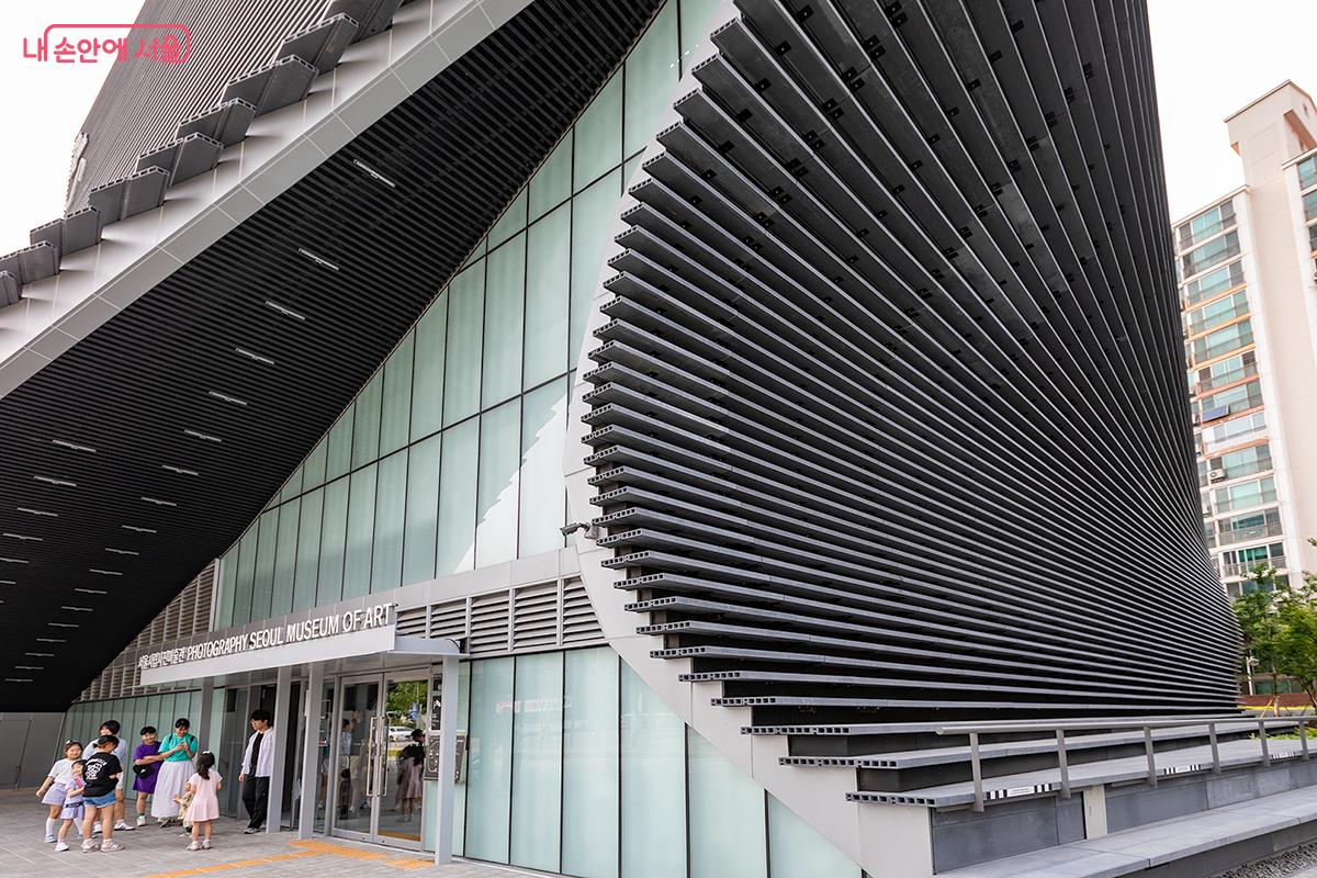미끄러지는 인화지처럼, 픽셀 하나하나가 쌓여 완성된 이곳은 사진의 예술성을 건축적으로 표현한 공간이다. ©문청야