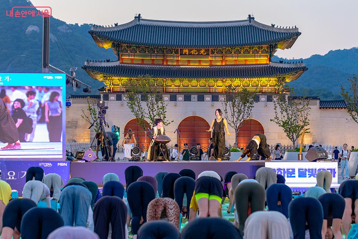 에리카 강사의 리드에 따라 광화문광장을 찾은 시민들이 모두 같은 동작을 하고 있다 ⓒ문청야