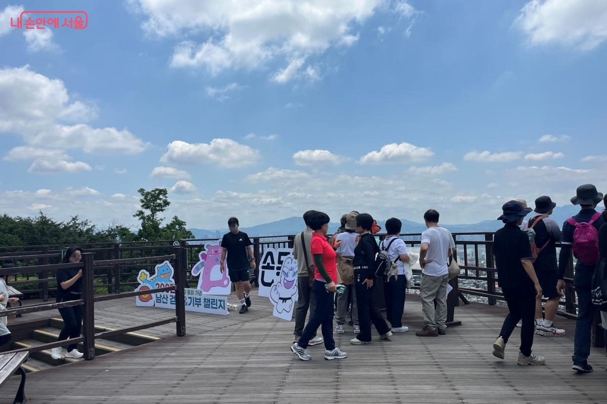 멋진 포토존에서 사진을 찍는 참가자들 ©김연희