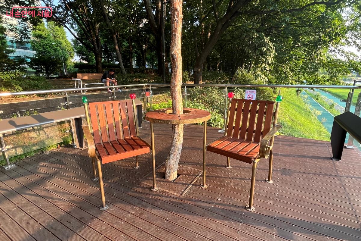 체코 민주화의 상징이자 체코의 초대 대통령인 바츨라프 하벨을 기리기 위한 ‘하벨 벤치’ ©김연희