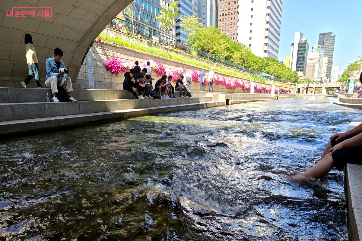 아이는 물장구 치며 신난 표정이었다. ©김윤경