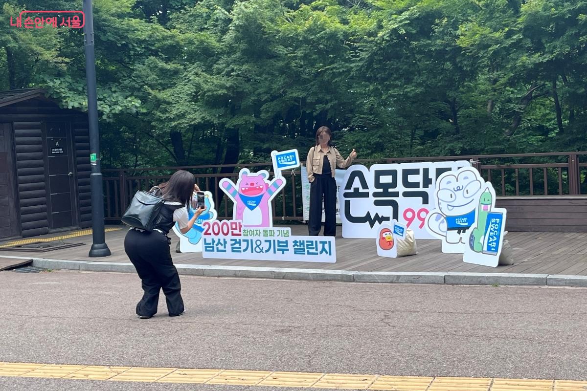 포토존에서 기념 사진을 남기는 참가자들 ©김연희