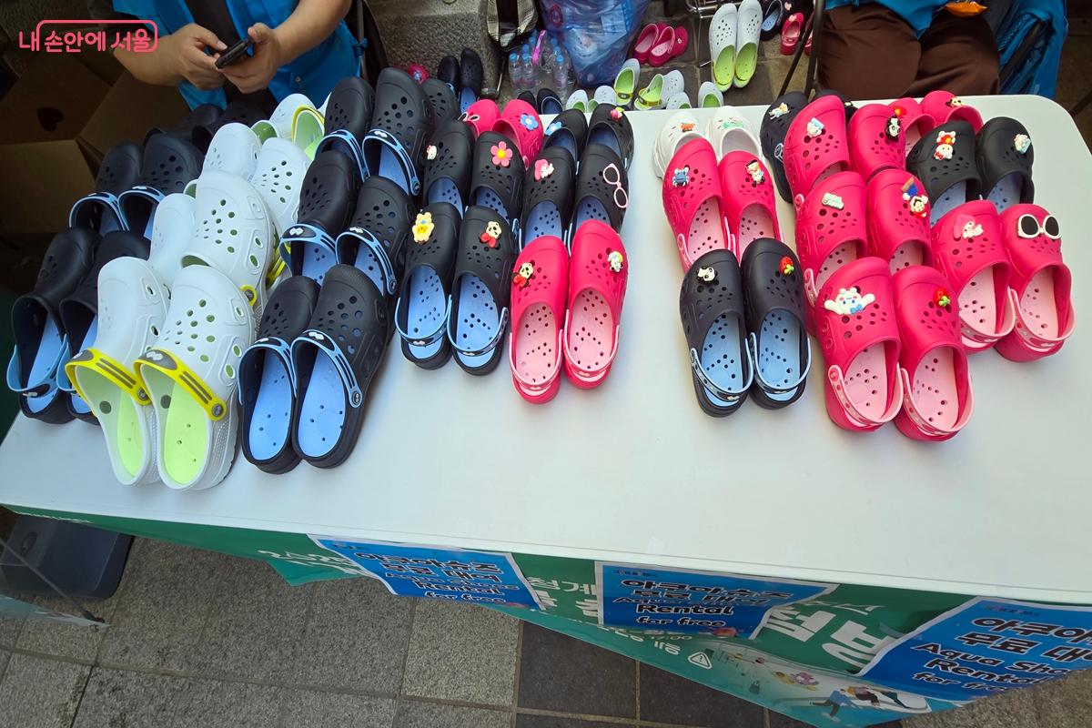 다양한 사이즈를 갖춘 워터슈즈를 대여해 준다. ©김윤경