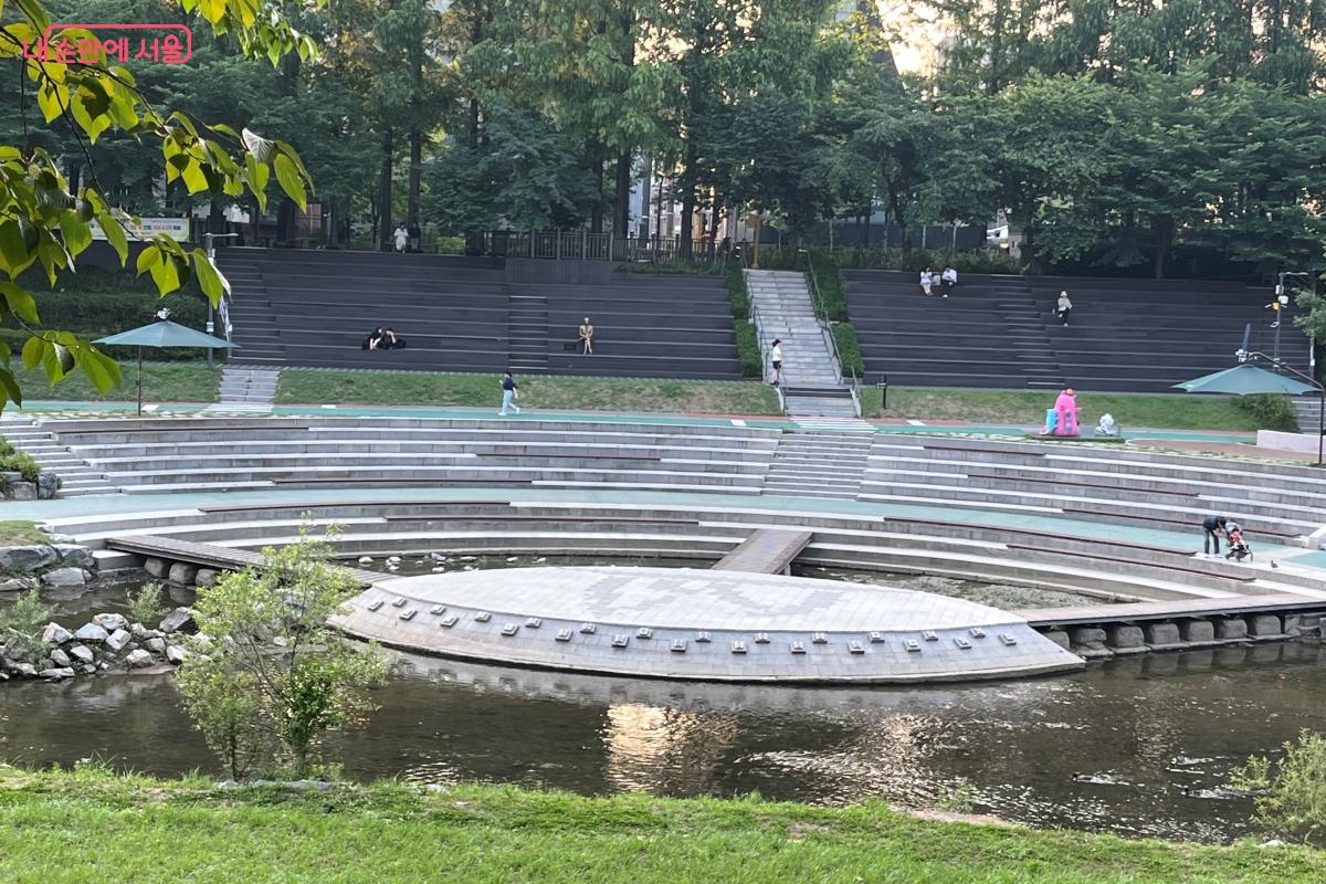 종종 공연이 열리는 양재천근린공원의 수변 무대 ©김연희