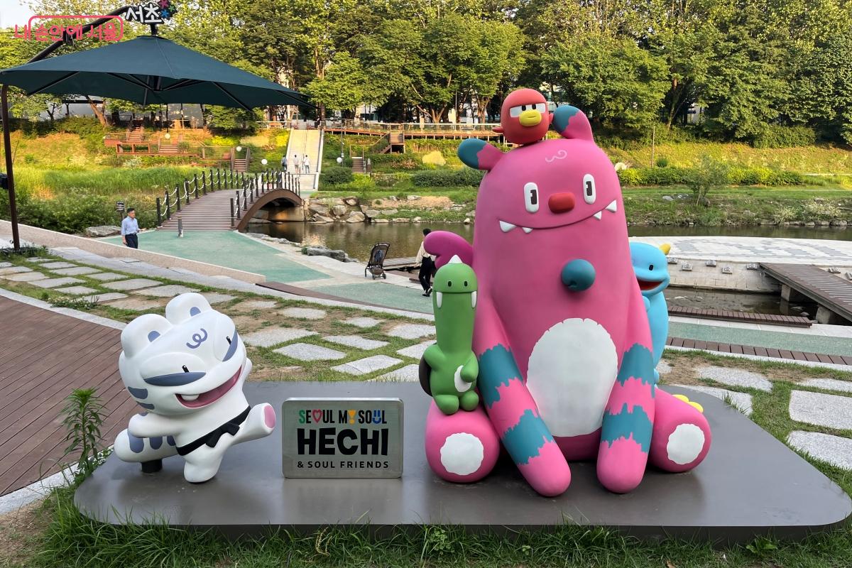 양재천근린공원의 수변 무대 근처에 위치한 서울시 캐릭터 해치 ©김연희