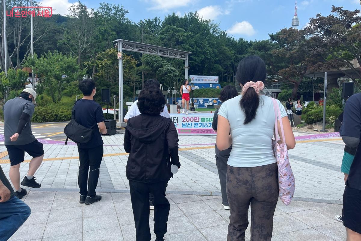 출발 전 서울시 캐릭터 '해치' 노래에 맞춰 체조하는 참가자들 ©김연희