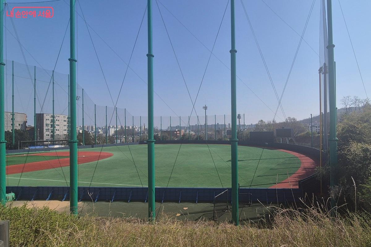 공원 내에 위치한 신월야구장 &copy;송수연