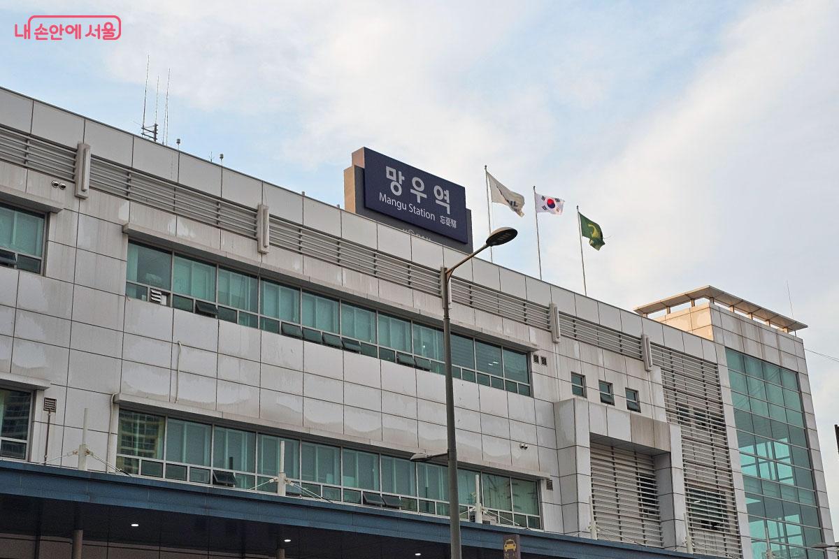  망우역 내에도 무인민원발급기가 있다. &copy;홍혜수