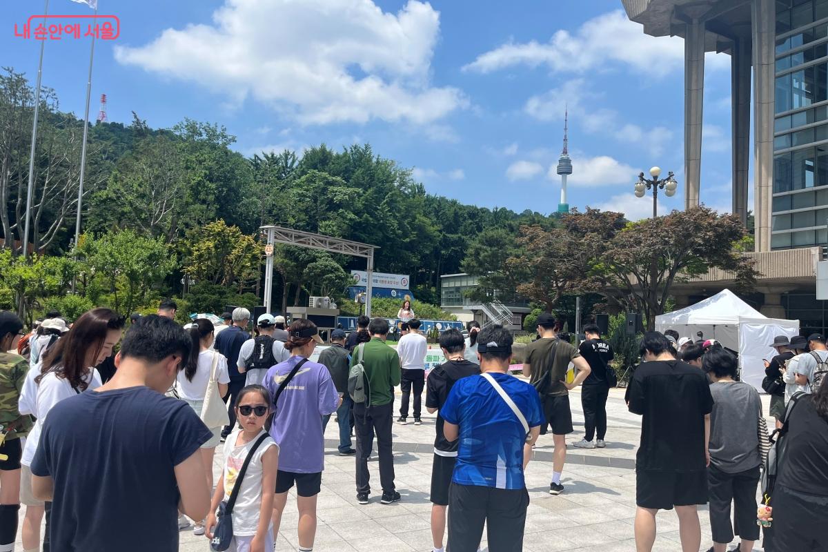 함성과 함께 시작한 '남산 걷기&기부 챌린지' ©김연희