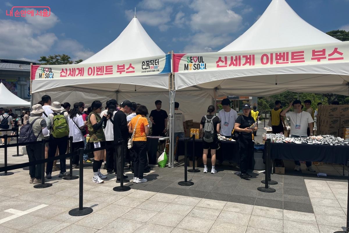 이벤트 부스에 참여하고 있는 참가자들 ©김연희