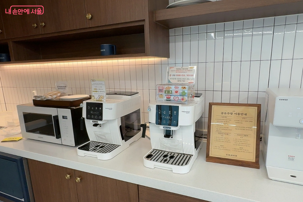 공유주방에 전자레인지, 커피머신, 제빙기 등이 설치되어 있다. &copy;이혜린