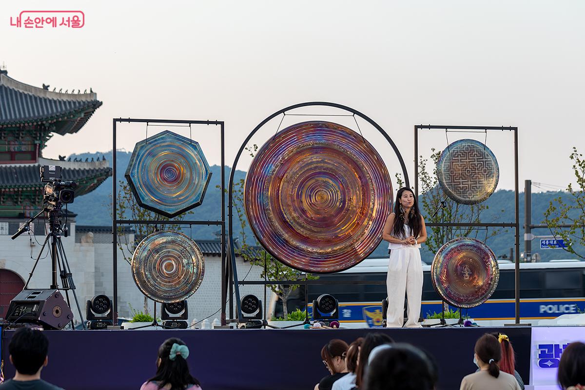 핸드팬 연주에 맞춰 물 흐르듯 진행되는   에리카 레츠요가협회장의 특별 요가 ⓒ문청야