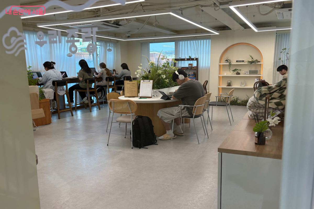 4층 &lsquo;쉬러와랑&rsquo;에서 공부하고 있는 청년의 모습 &copy;이혜린
