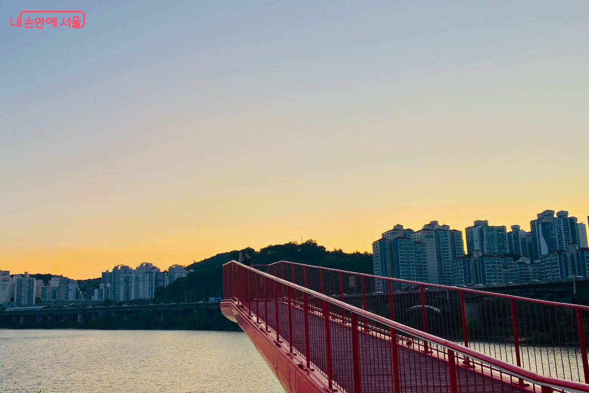 놀빛광장 전망대에서 우측 방향으로 바라본 한강 ©양정화