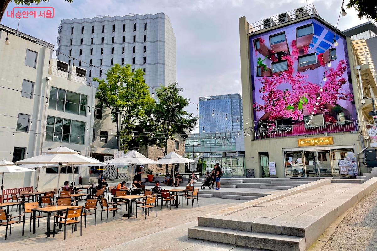 돈의문박물관마을의 중심 광장인 마을마당 &copy;이종빈