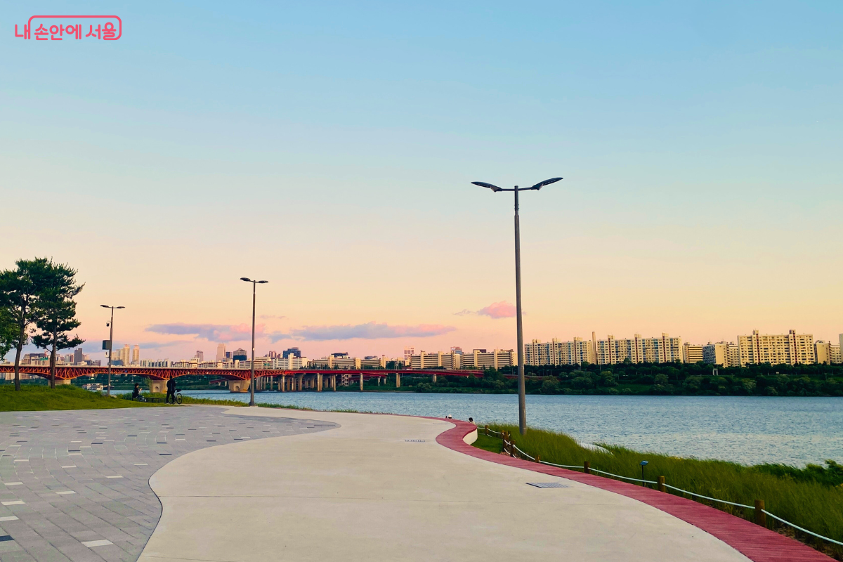 전망대에서 바라본 좌측 방향의 한강 풍경 ©양정화