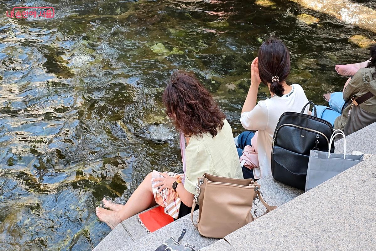 발을 담그고 더위를 식히는 사람들 ©김윤경