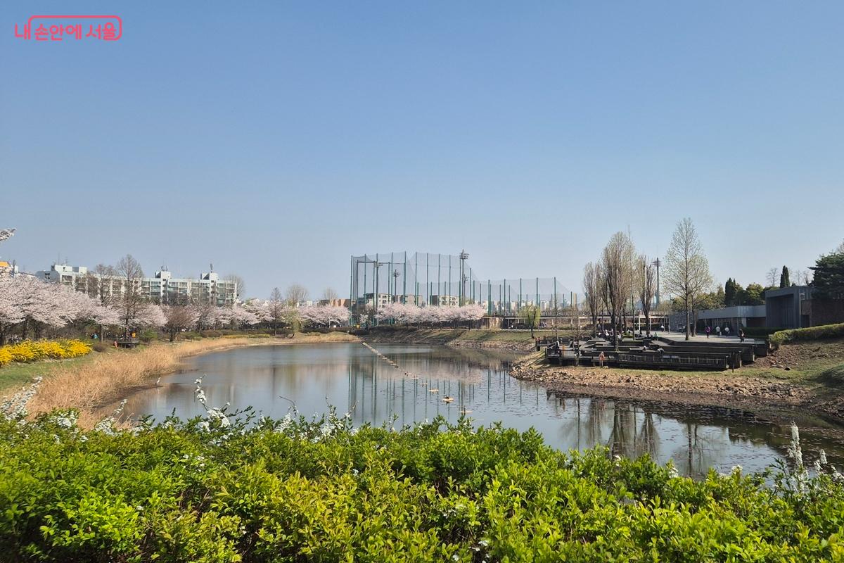 서서울호수공원 중앙에 인공호수가 조성되어 있다. ©송수연