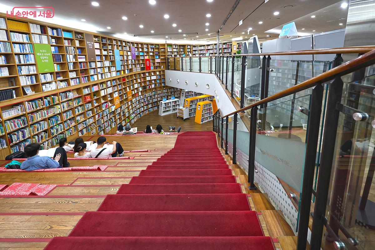 특색 있는 서울도서관 일반자료실 전경. 많은 시민들이 자유롭게 앉아 독서를 즐긴다. ©김주연