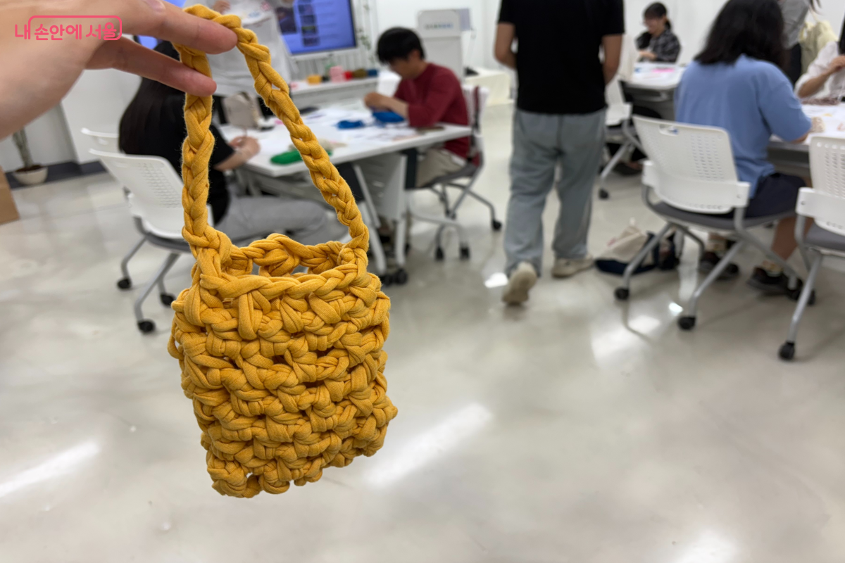 나만의 노란색 패브릭 미니 네트백을 완성했다. ©이혜린