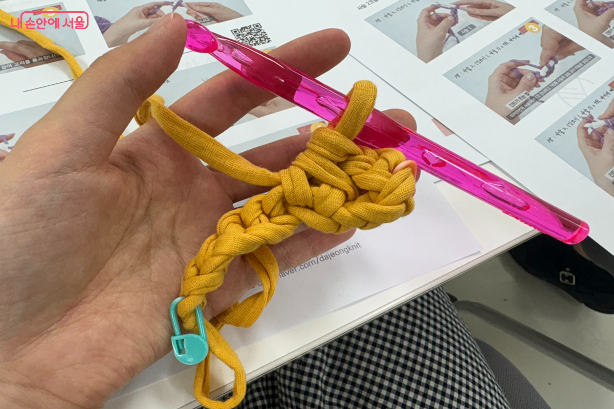 긴뜨기를 하고 있는 모습 ©이혜린