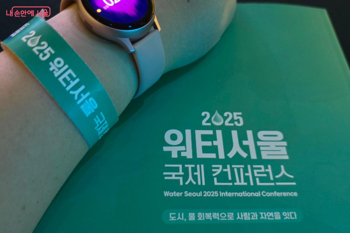 들어가기 전, 입장팔찌와 책자를 받았다. ©김윤경