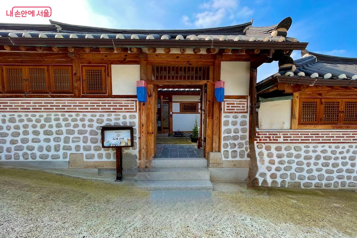 한옥마루에는 한옥 한 채당 한 가지의 체험 프로그램을 운영하고 있다. &copy;이종빈