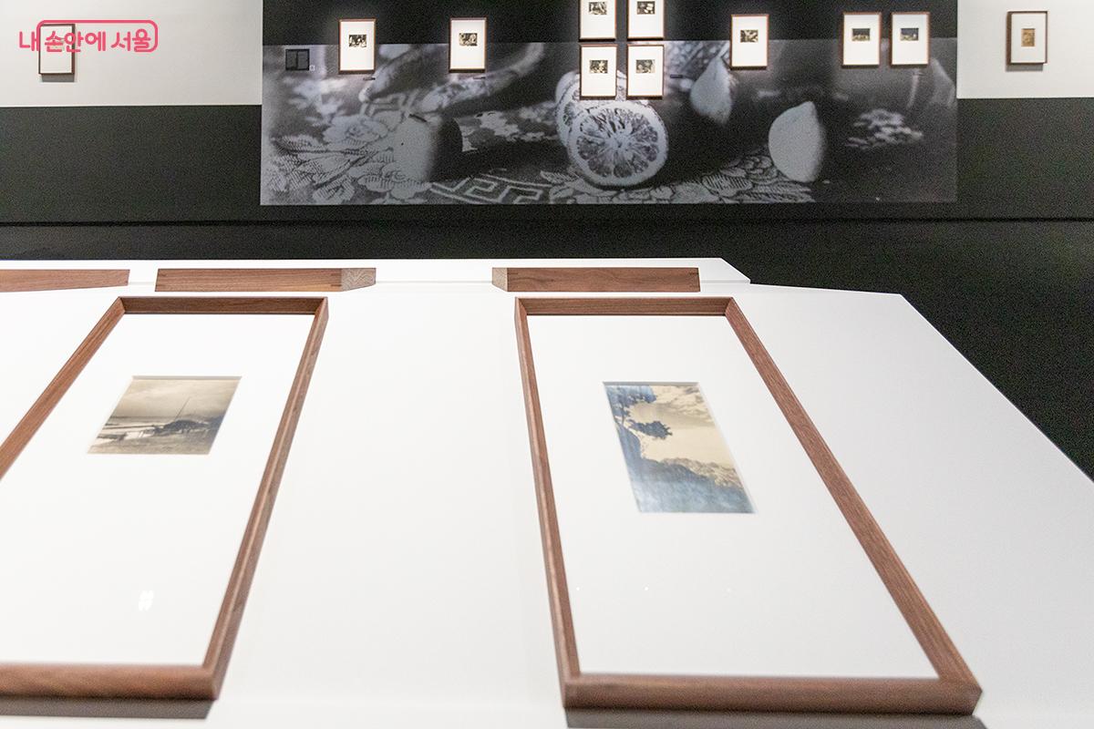 흑백 사진뿐만 아니라 디지털 프린트 전환 시기에 인화된 사진까지 전시된다. ©문청야