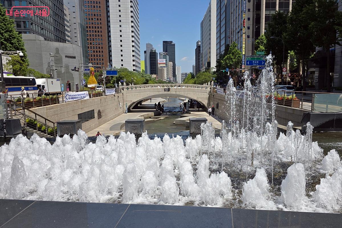 시원하게 뿜어내는 청계천 분수 ©김윤경