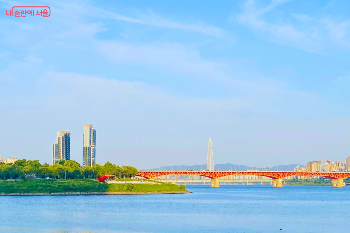 낮에 옥수동 한강공원에서 바라본 놀빛광장과 성수대교 풍경 ©양정화