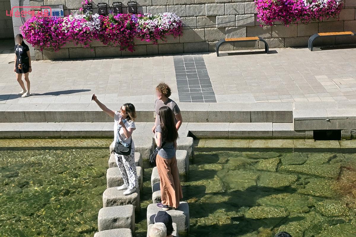 징검다리에서 사진을 찍는 외국인 관광객들 ©김윤경