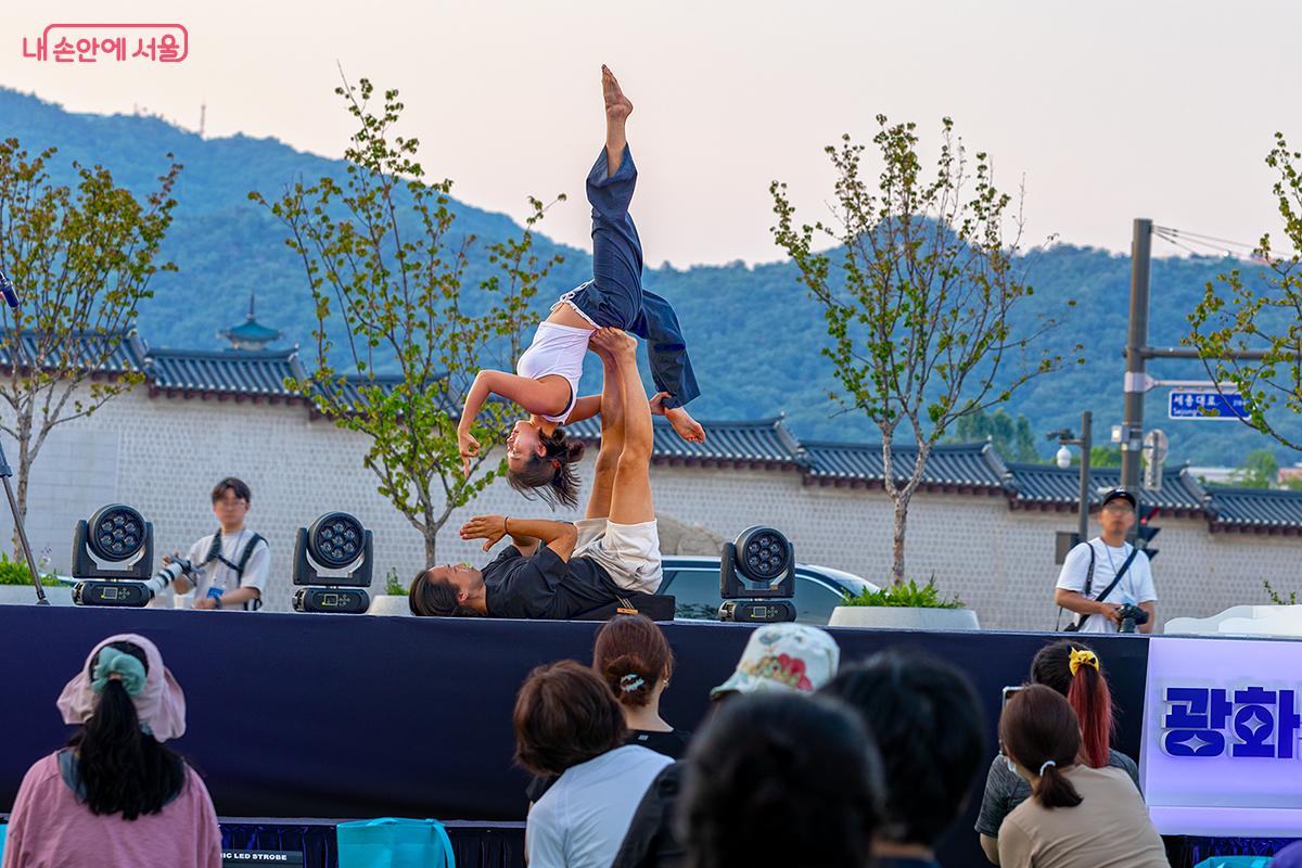 한서경님과 TJ님의 아크로 요가 공연이 관객들의 시선을 사로잡았다. ⓒ문청야