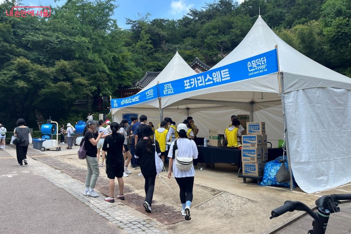 중간 음수대에서 마른 목을 축이며 잠시 쉬는 참가자들 ©김연희