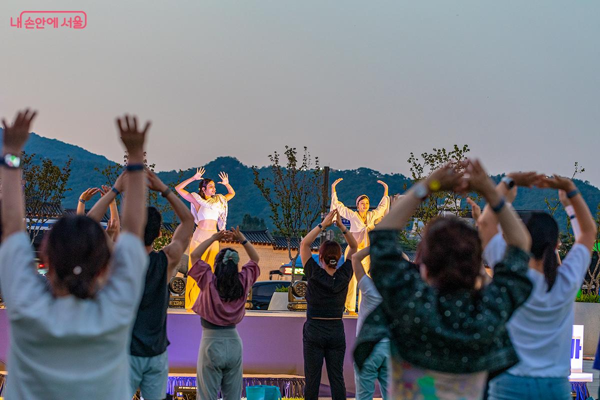 모로코에서 온 샤이마, 한국 레츠요가협회 첫 번째 외국요가 선생님(왼쪽) ⓒ문청야