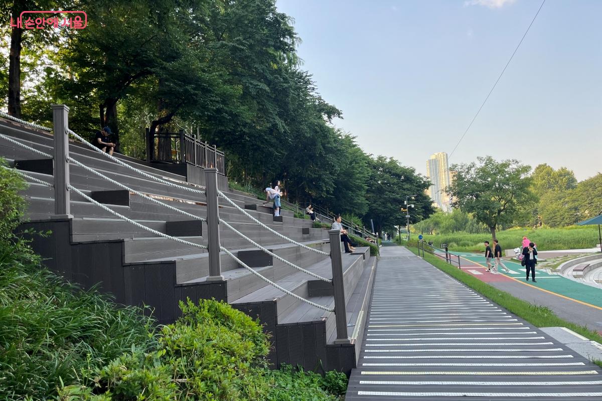 칸트 동상이 있는 계단은 시민들이 모여 간식도 먹고 휴식을 취하는 공간이다. ©김연희