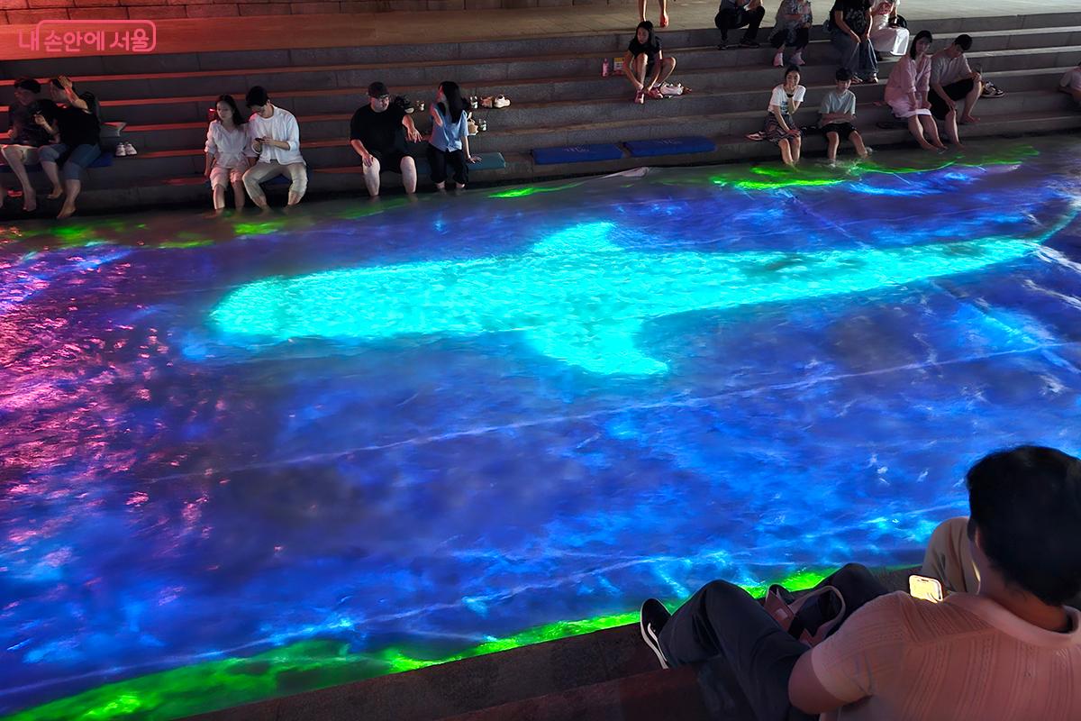 '신비의 물결' 작품은 전통과 시간을 거슬러 현재 우리 곁에 느껴지는 순간들을 고래의 형상을 통해 표현한다. ©정향선