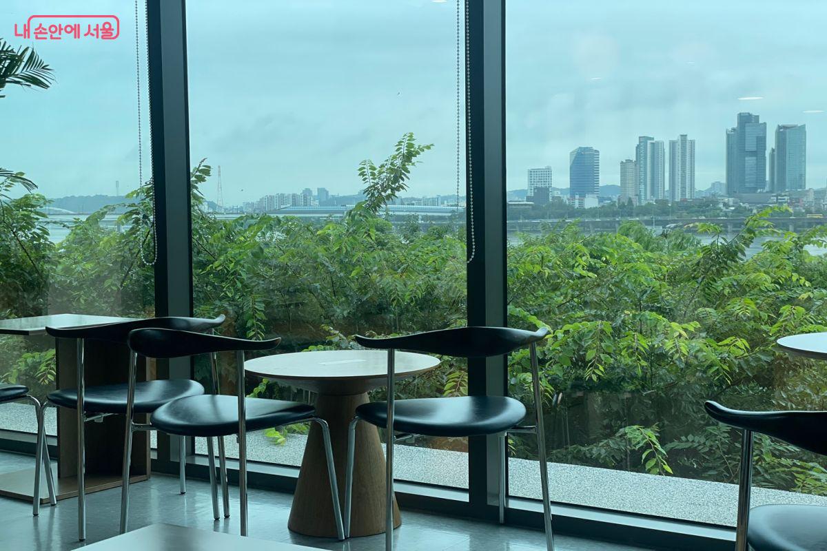 카페 내부가 통창이라 탁 트인 전망으로 한강이 보인다. ⓒ노윤지
