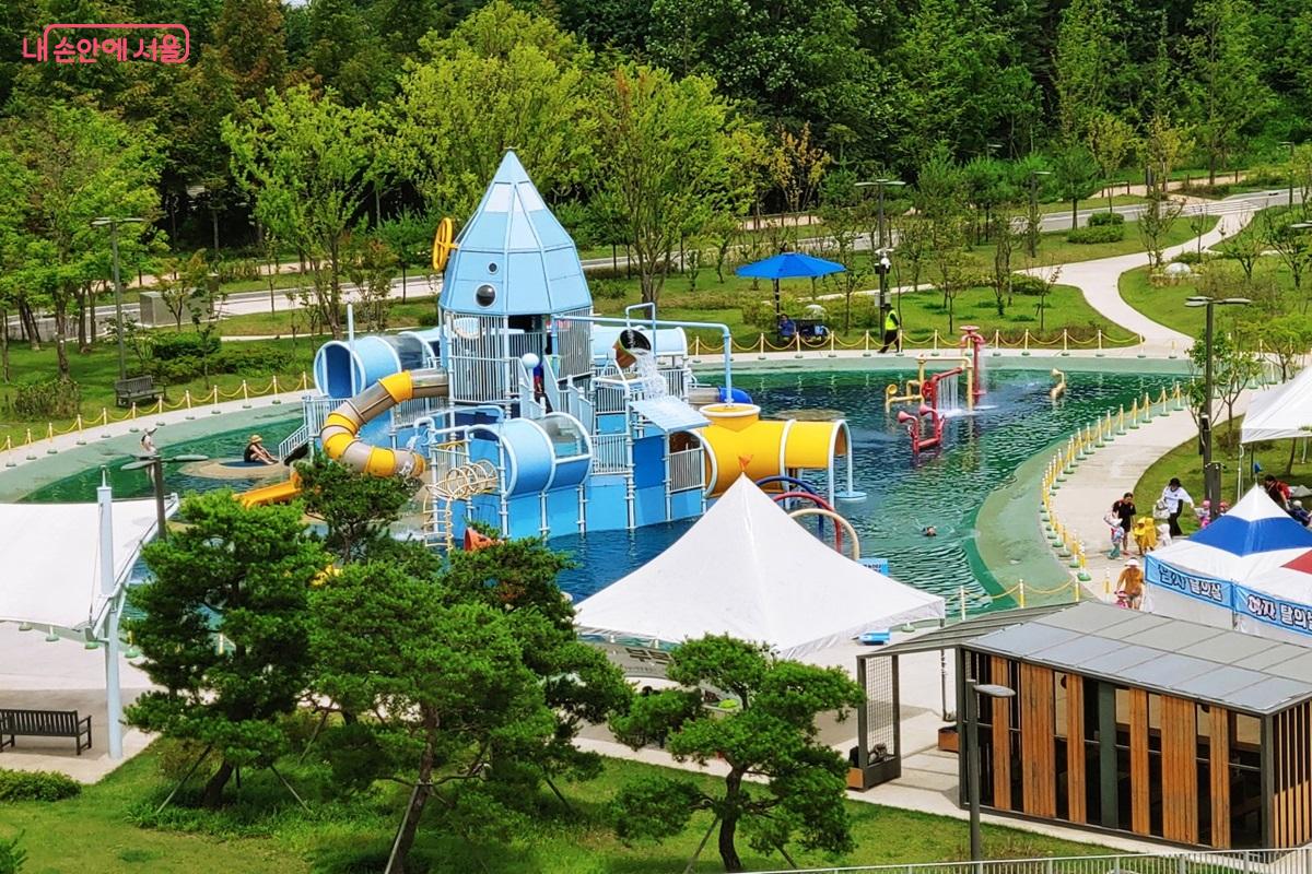 서울물재생체험관 물놀이터는 주변으로 공원이 형성되어 있어 경관이 쾌적하다. ©김병규