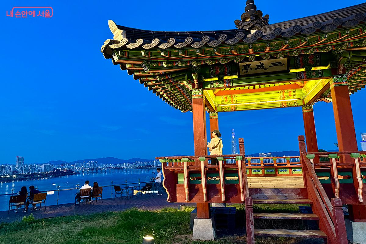 운치 있는 정자 위에서 한강을 감상하며 쉬어갈 수 있다. ©김미정